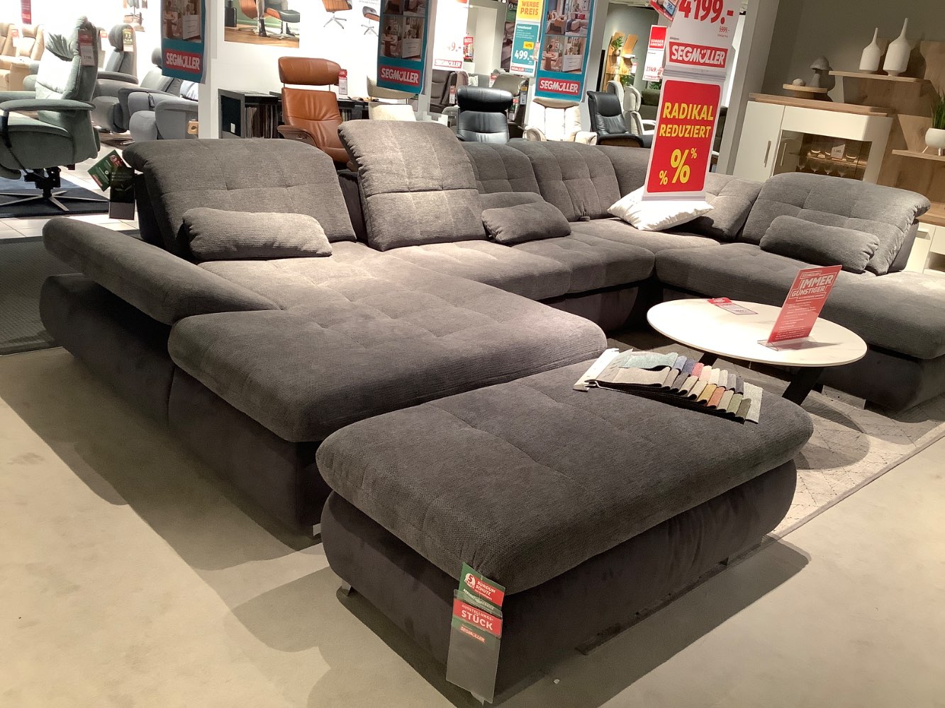Polstergarnitur inklusive Funktionen und Hocker