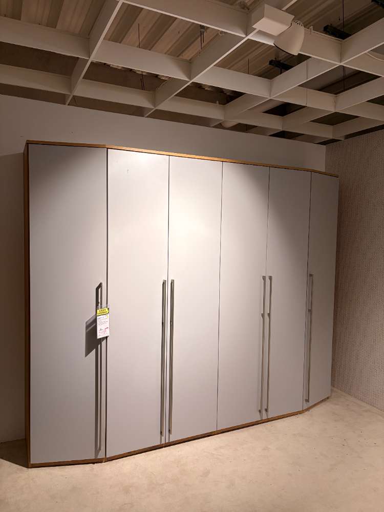 Drehtürenschrank in grau 278cm breit, 220cm hoch