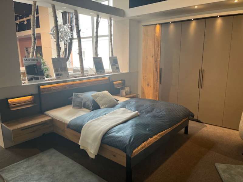 Schlafzimmer best. aus Kleiderschrank , Doppelbett, Nachttische