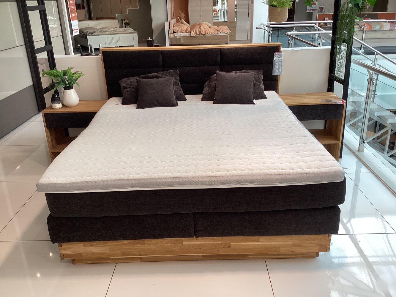 Mondo Incana Boxspringbett 180/200 und Nachtkonsole