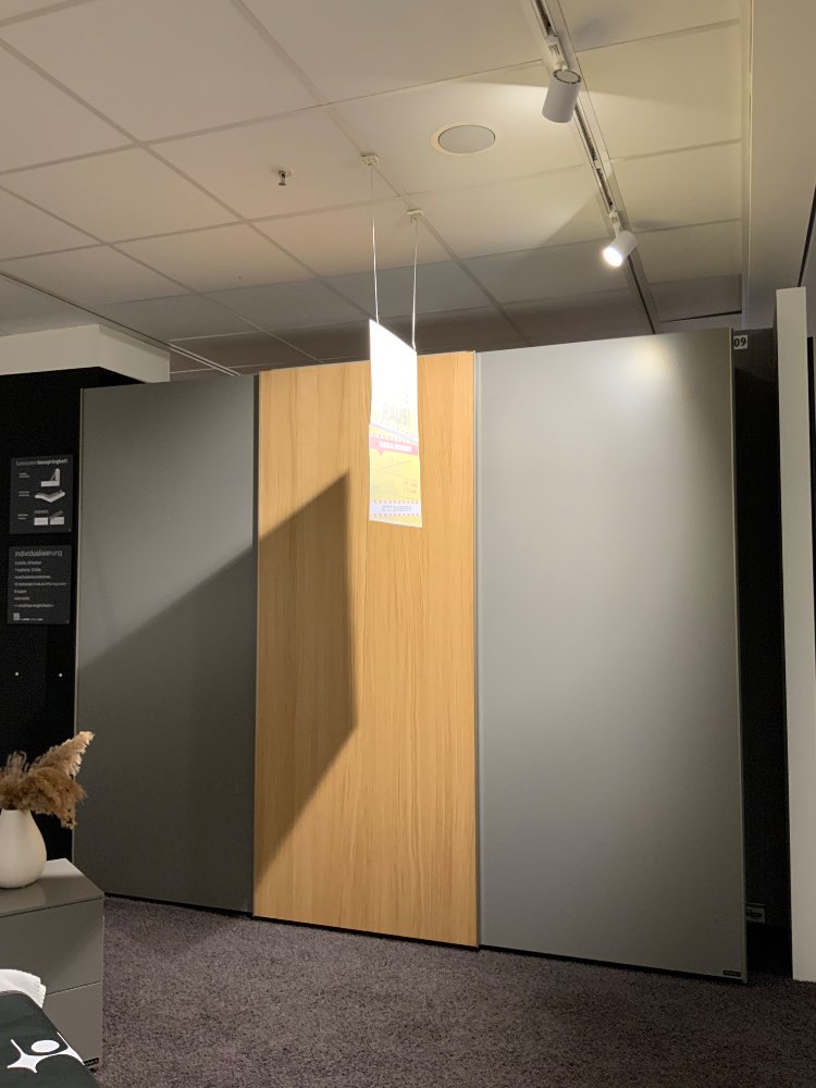 Schiebetürenschrank +  2 Nachtkonsolen