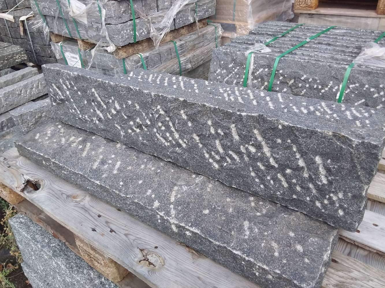 Granit Rasenkanten 6x20x100 dunkelgrau Naturstein Outlet
