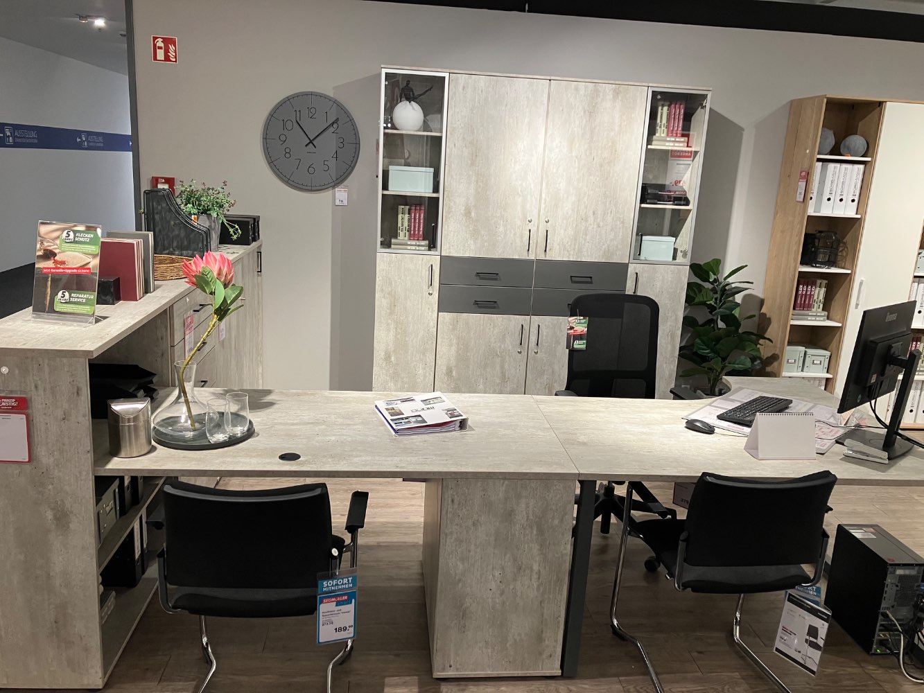 Büro Schrankwand mit Schreibtischkombination von Brünger
