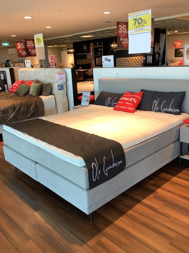 Boxspringbett+ Nachtkonsolen