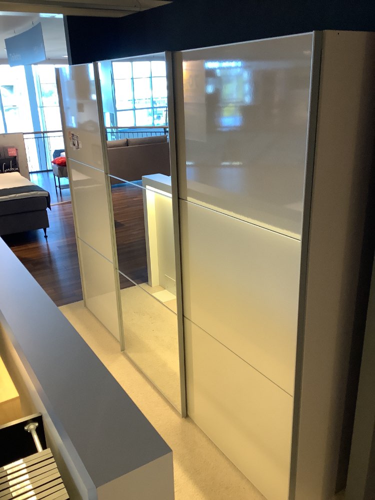 Schwebetürenschrank