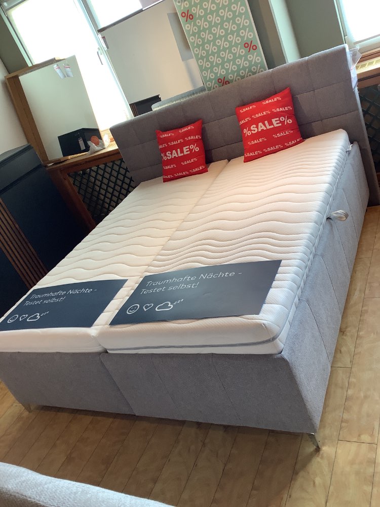 Bett mit Kopfteil