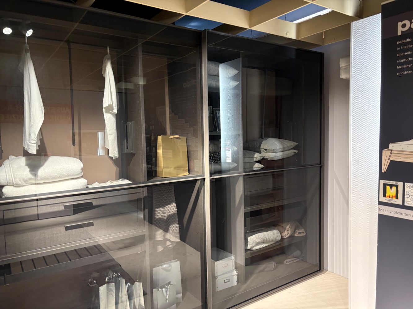 Schwebetürenschrank mit Glasfront
