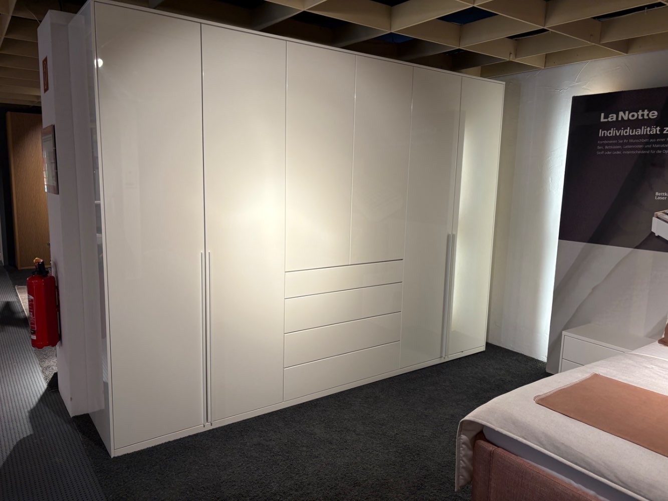 Kleiderschrank in Lack weiß Hochglanz von Lignum