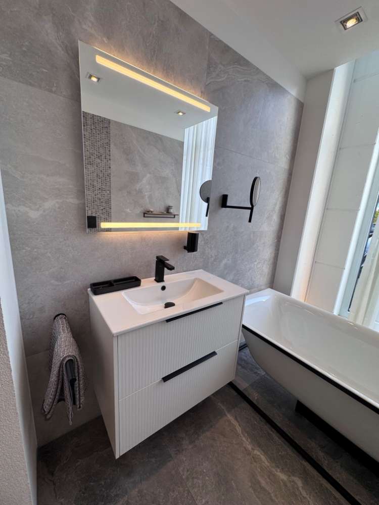 Waschtischanlage + Toilette