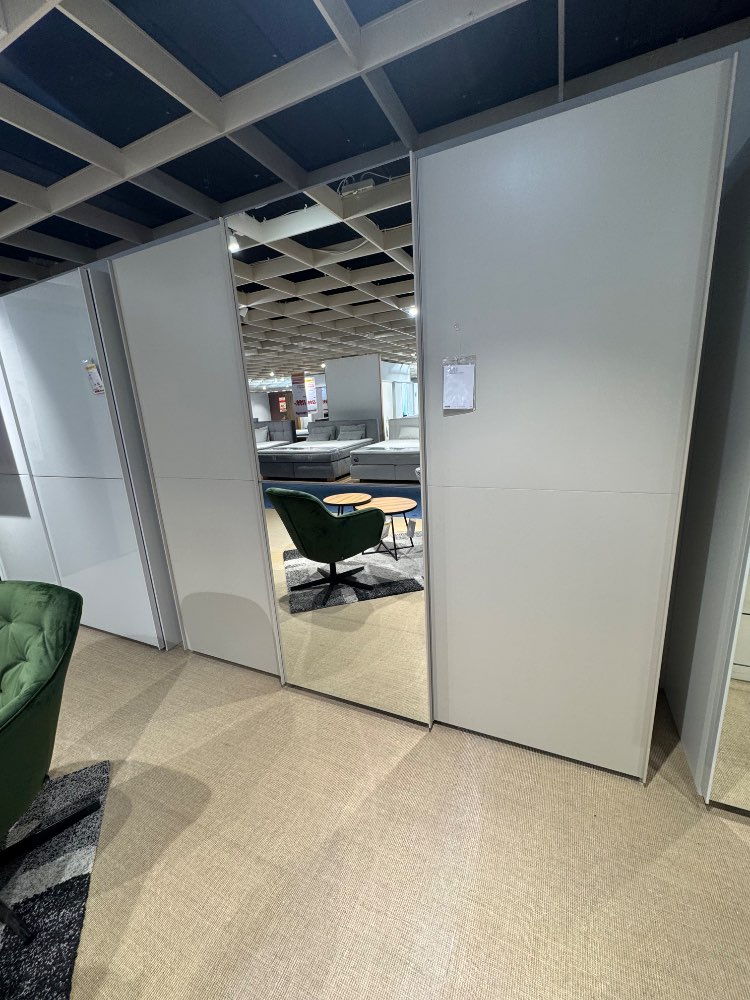 Schwebetürenschrank