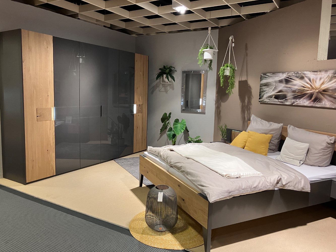 Schlafzimmer mit Kommode und Zubehör