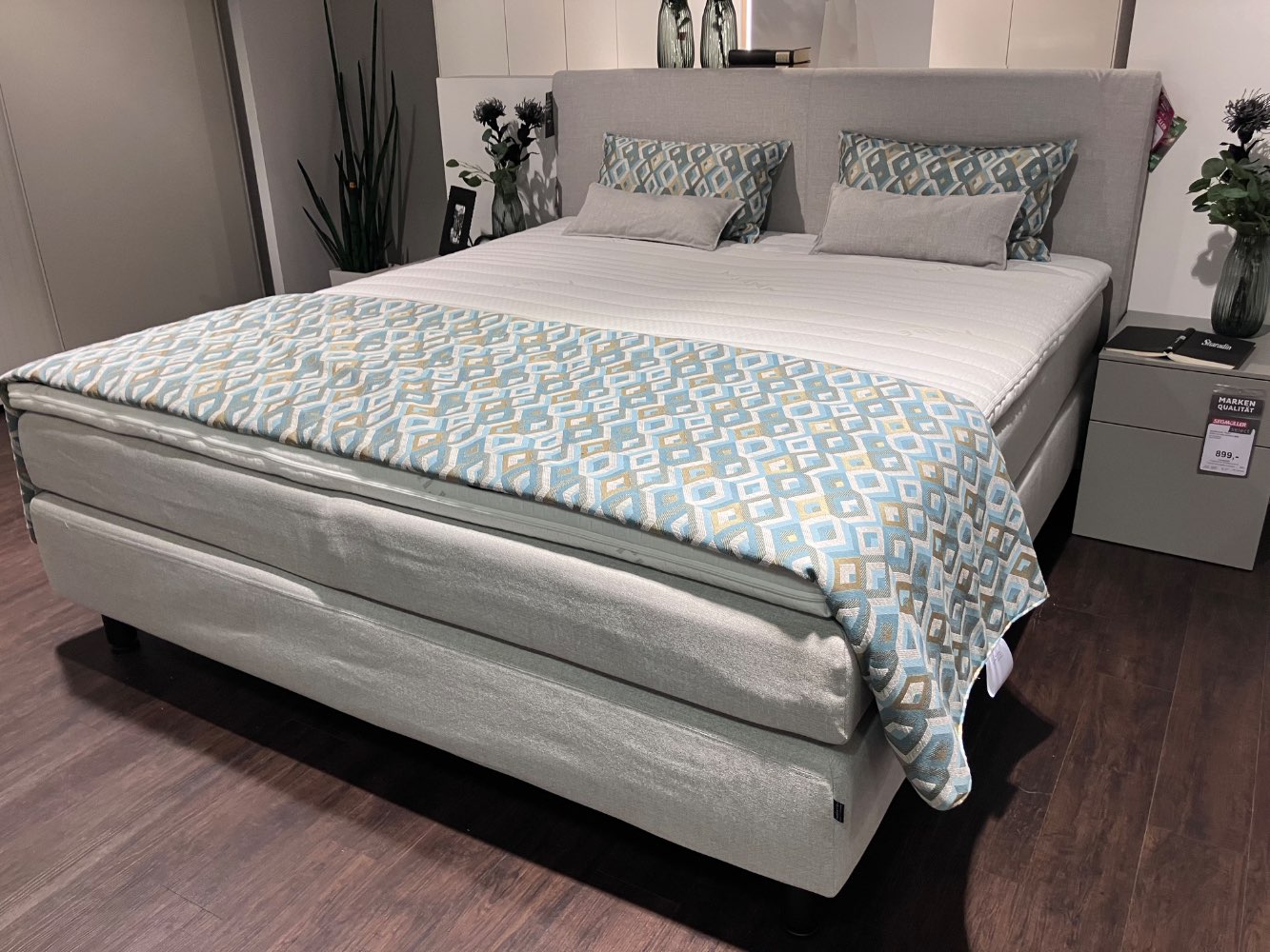 Boxspringbett mit Deko und Beistelltisch