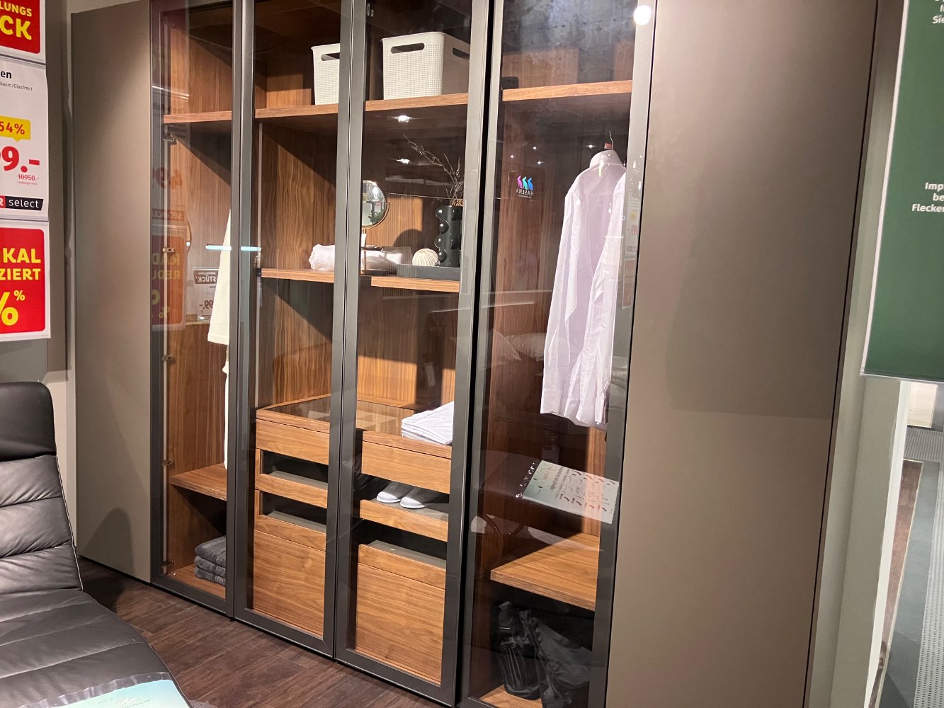 Schrank mit Innenausstattung und Glastüren
