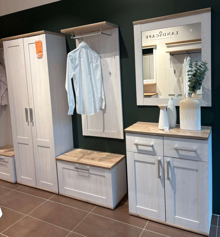 Garderobe XXXLutz in Karlsruhe