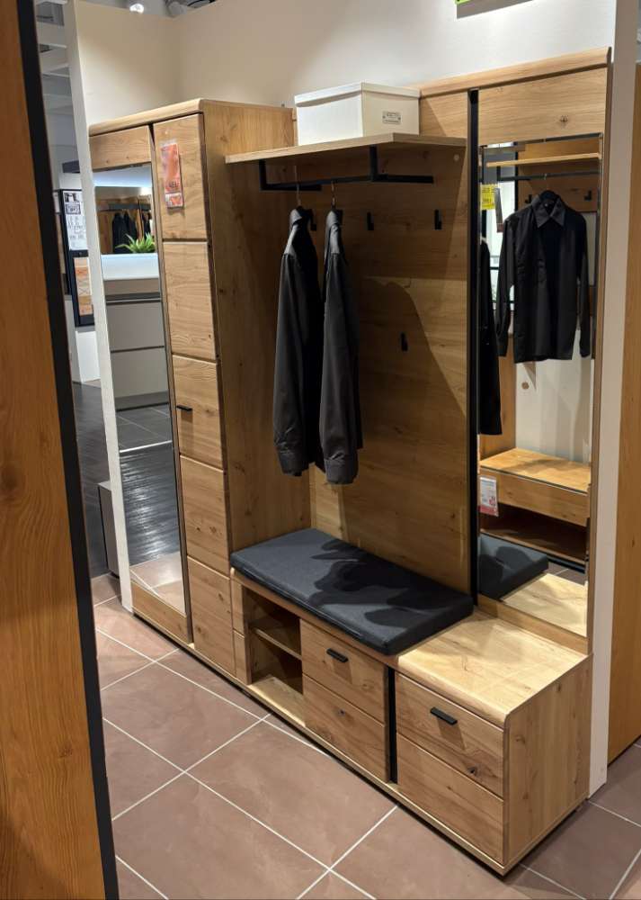 Garderobe XXXLutz in Karlsruhe