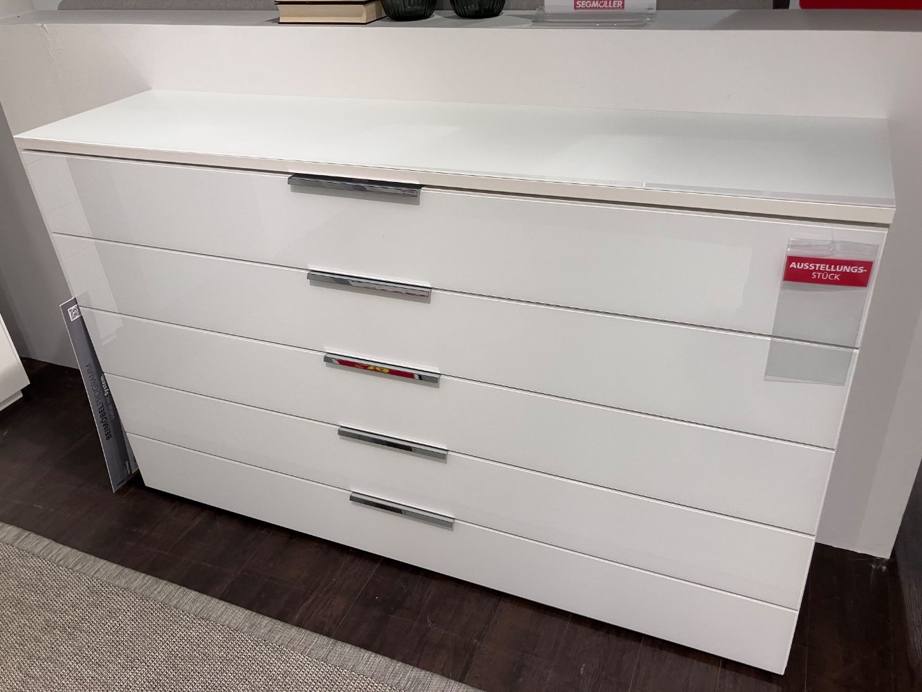 Kommode mit Schubladen und Glasfront
