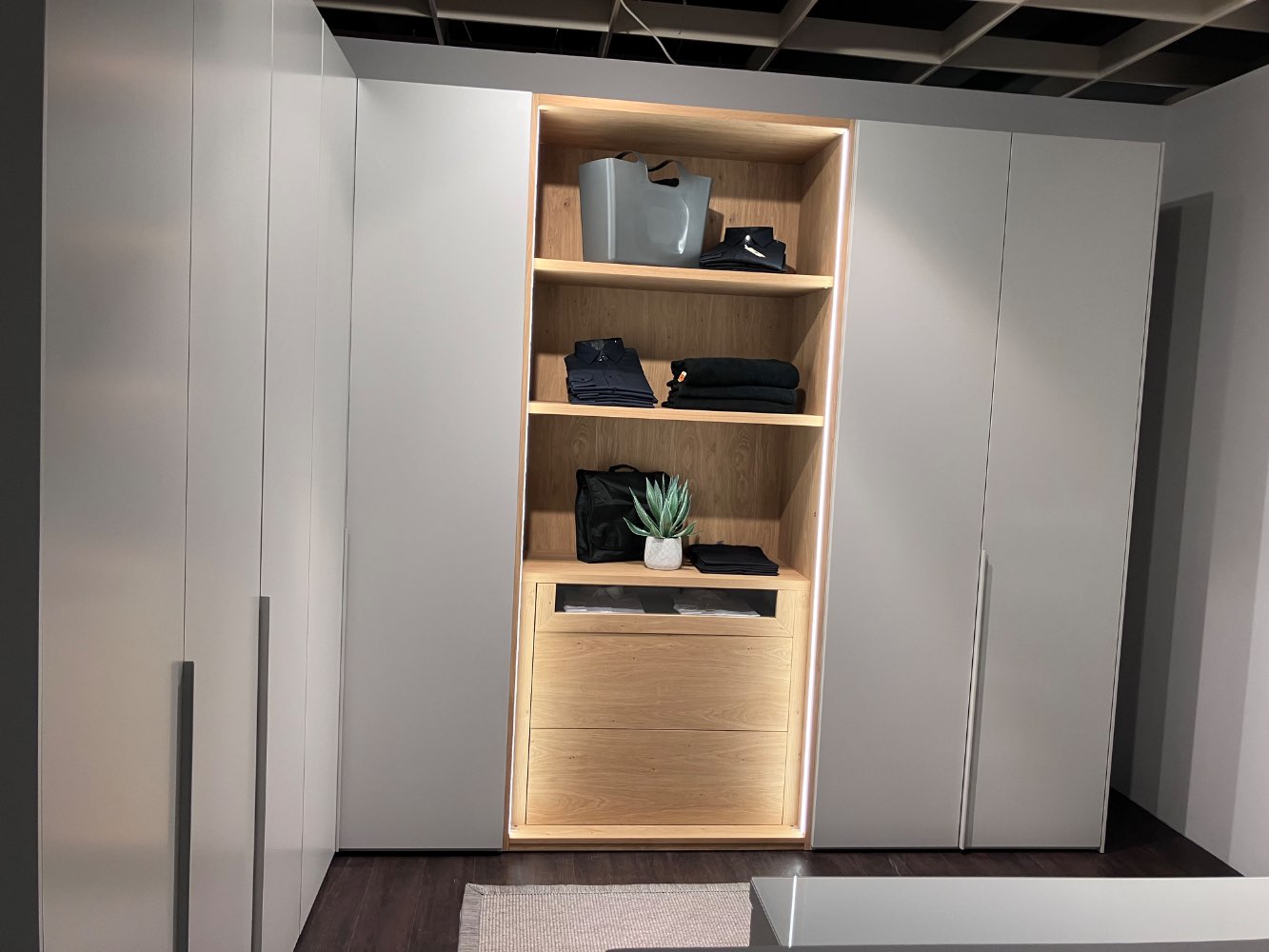 Eckschrank mit Schubladen und Zubehör