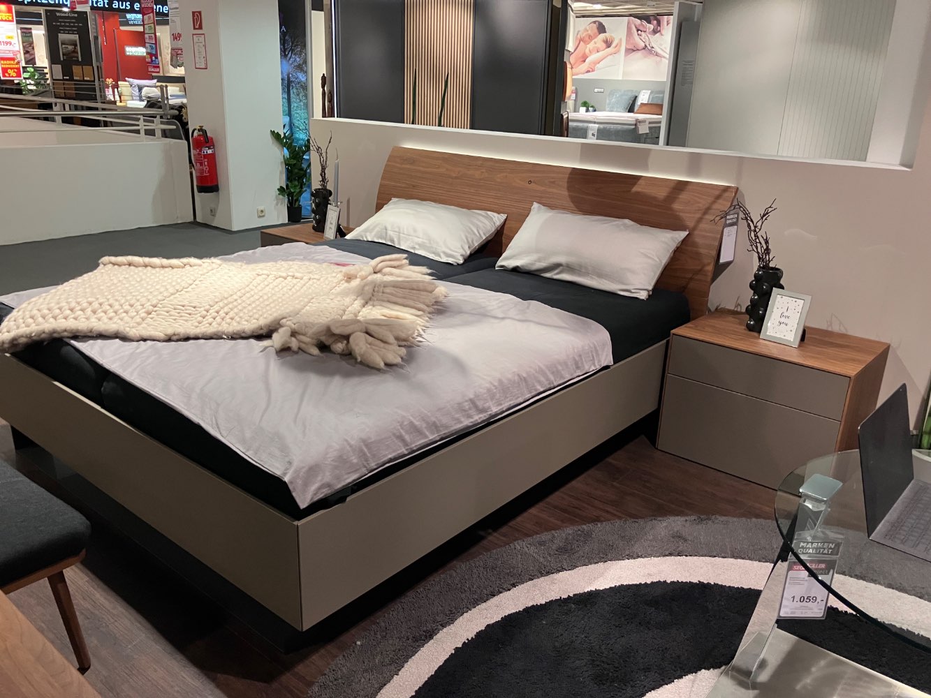 Bett mit Konsolen und Beleuchtung