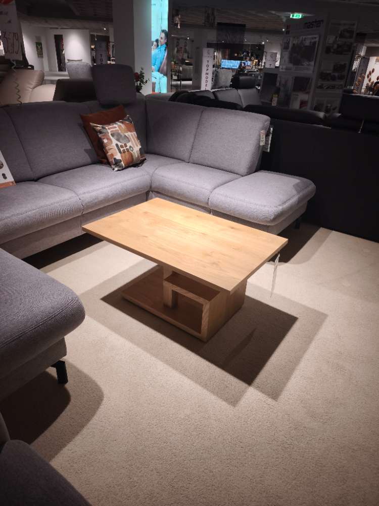 Couchtisch in Asteiche mit Rollen
