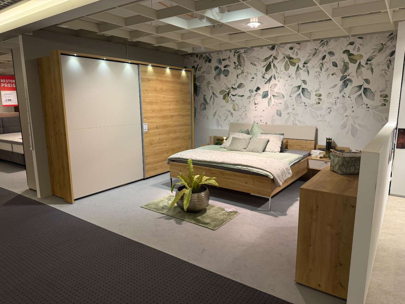 Schlafzimmer mit Schwebetürenschrank