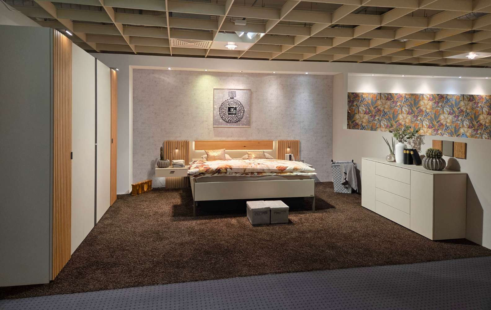 Schlafzimmer mit Bettschubkasten